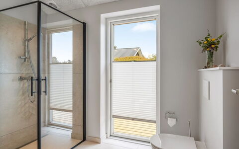 Alena - 1Km from the Sea: Gulvbelægning, Sanitærarmatur, Etage, Badeværelse, Indretning, Vvs, Kompositmateriale, Flise, Glas, Toilet