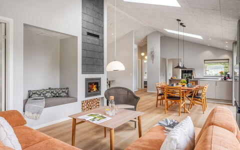 Alena - 1Km from the Sea: Indretning, Møbel, Gulvbelægning, Couch, Træ, Loft, Etage, Stue, Værelse, Belysning