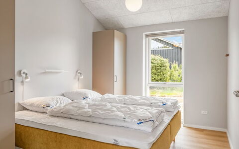 Alena - 1Km from the Sea: Væg, Indretning, Loft, Gulvbelægning, Soveværelse, Etage, Værelse, Seng, Møbel, Sengetøj