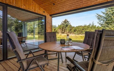 Alena - 1Km from the Sea: Træ, Møbel, Hjem, Hårdttræ, Sommerhus, Garden Bygninger, Veranda, Bjælkehytte, Stol, Bejdse