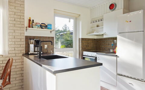 Laurin - 600M from the Sea: Køkken, Countertop, Køkken Apparat, Indretning, Gulvbelægning, Cabinetry, Større Bandage, Træ, Møbel, Etage