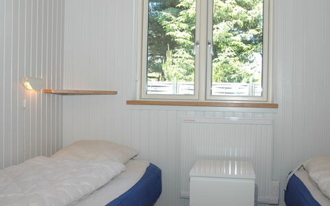 Laurin - 600M from the Sea: Træ, Indretning, Gulvbelægning, Etage, Soveværelse, Seng, Værelse, Sengetøj, Loft, Sengetøj