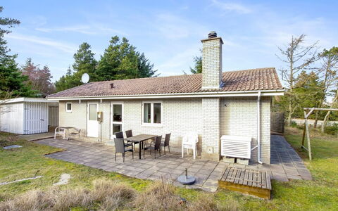 Laurin - 600M from the Sea: Bygning, Græs, Hus, Tag, Hjem, Boligområde, Busk, Sommerhus, Arkitektur, Land Lot