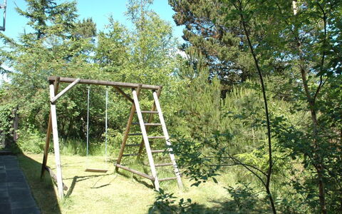 Laurin - 600M from the Sea: Træ, Stige, Have, Svinge, Woodland, Vedplante, Legepladsudstyr, Skygge, Backyard, Jungle