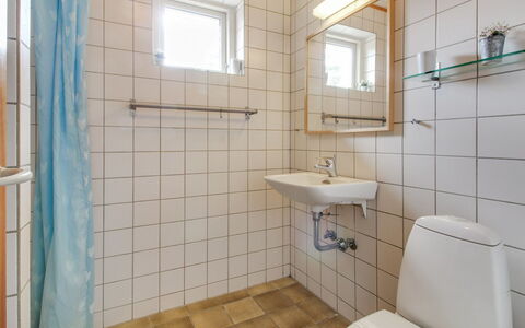 Laurin - 600M from the Sea: Badeværelse, Sanitærarmatur, Badeværelsesvask, Gulvbelægning, Etage, Håndvask, Toilet, Toiletbræt, Indretning, Vvs