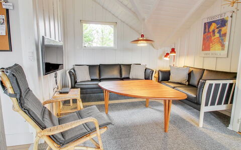 Josie - 200M from the Sea: Græs, Hus, Tag, Hjem, Sommerhus, Busk, Land Lot, Landdistrikt, Stuehus, Bunddække