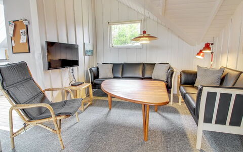 Josie - 200M from the Sea: Græs, Hus, Tag, Hjem, Sommerhus, Busk, Land Lot, Landdistrikt, Stuehus, Bunddække