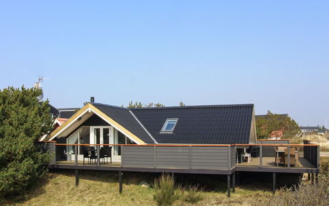 Josie - 200M from the Sea: Græs, Hus, Tag, Hjem, Sommerhus, Busk, Land Lot, Landdistrikt, Stuehus, Bunddække