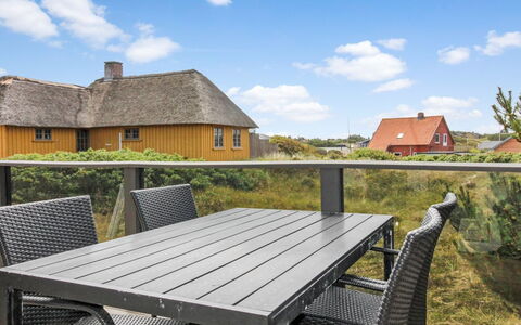 Josie - 200M from the Sea: Græs, Hus, Tag, Hjem, Sommerhus, Busk, Land Lot, Landdistrikt, Stuehus, Bunddække