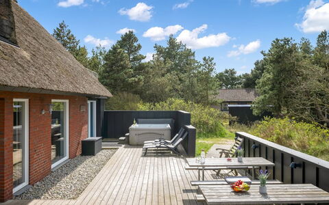 Irlin - 800M from the Sea: Tag, Hus, Land Lot, Hjem, Sommerhus, Estate, Garden Bygninger, Skygge, Bjælkehytte, Landscaping