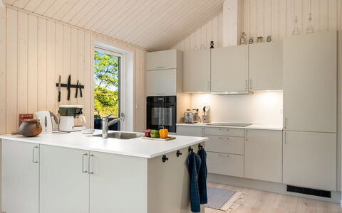 Nanouk - 500M from the Sea: Køkken, Countertop, Køkken Apparat, Gulvbelægning, Træ, Indretning, Møbel, Cabinetry, Større Bandage, Etage