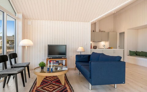 Nanouk - 500M from the Sea: Indretning, Møbel, Gulvbelægning, Etage, Couch, Træ, Loft, Stue, Værelse, Lysarmatur