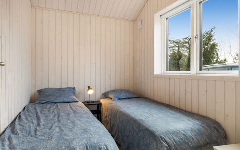 Nanouk - 500M from the Sea: Træ, Soveværelse, Etage, Gulvbelægning, Loft, Seng, Sengetøj, Værelse, Bed Frame, Sengetøj