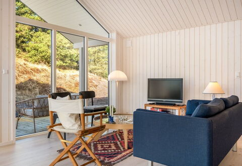 Nanouk - 500M from the Sea: Indretning, Møbel, Gulvbelægning, Træ, Etage, Couch, Loft, Stue, Værelse, Trægulve