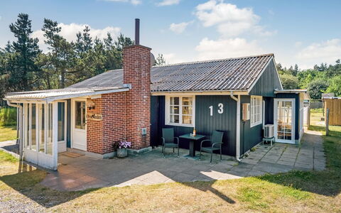 Yardila - 1.5Km from the Sea: Græs, Bygning, Vindue, Hus, Tag, Sommerhus, Hjem, Busk, Arkitektur, Boligområde