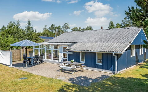 Yardila - 1.5Km from the Sea: Hjem, Tag, Hus, Sommerhus, Boligområde, Skygge, Estate, Sidespor, Veranda, Landscaping
