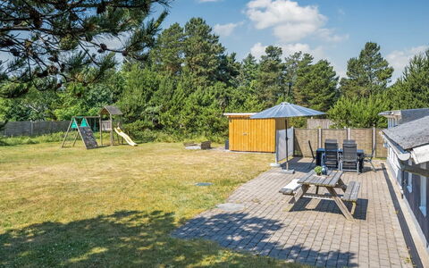 Yardila - 1.5Km from the Sea: Land Lot, Sommerhus, Skygge, Landscaping, Have, Estate, Lawn, Gård, Garden Bygninger, Backyard
