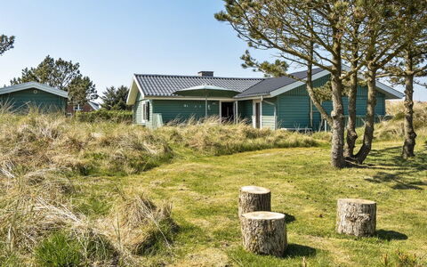 Edna - 800M from the Sea: Bygning, Hus, Træ, Hjem, Tag, Sommerhus, Boligområde, Busk, Arkitektur