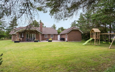 Hjalmsvider - 1Km from the Sea: Hus, Hjem, Tag, Boligområde, Sommerhus, Estate, Stuehus, Lawn, Landscaping, Sidespor