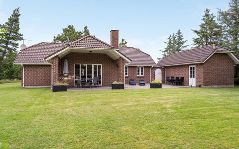Hjalmsvider - 1Km from the Sea: Hus, Hjem, Tag, Boligområde, Sommerhus, Estate, Stuehus, Lawn, Landscaping, Sidespor
