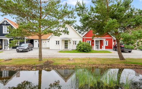 Bratko - 800M from the Sea: Møbel, Bord, Udendørs Møbler, Udendørs Bord, Stol, Bejdse, Skygge, Backyard, Sommerhus, Køkken & Spisebord