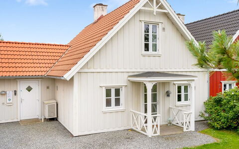 Bratko - 800M from the Sea: Møbel, Bord, Udendørs Møbler, Udendørs Bord, Stol, Bejdse, Skygge, Backyard, Sommerhus, Køkken & Spisebord