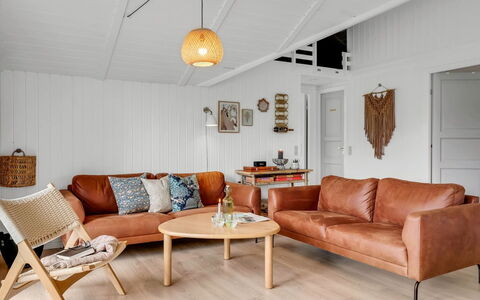 Ilsi - 1.5Km from the Sea: Træ, Gulvbelægning, Møbel, Couch, Etage, Indretning, Stue, Trægulve, Værelse