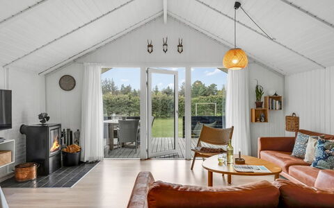 Ilsi - 1.5Km from the Sea: Træ, Loft, Møbel, Indretning, Hjem, Etage, Couch, Stue, Sommerhus