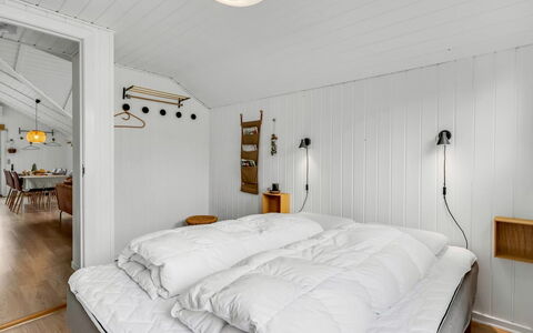 Ilsi - 1.5Km from the Sea: Indretning, Træ, Loft, Soveværelse, Seng, Gulvbelægning, Møbel, Etage, Lysarmatur, Belysning