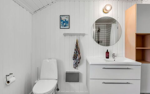 Ilsi - 1.5Km from the Sea: Sanitærarmatur, Gulvbelægning, Etage, Badeværelsesskab, Håndvask, Indretning, Toilet, Badeværelse, Vvs, Badeværelsesvask