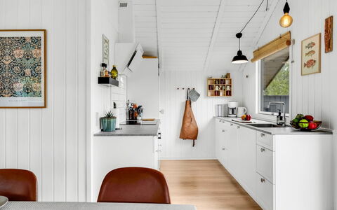 Ilsi - 1.5Km from the Sea: Køkken, Gulvbelægning, Træ, Indretning, Countertop, Lysarmatur, Loft, Etage, Køkken Apparat, Hjem
