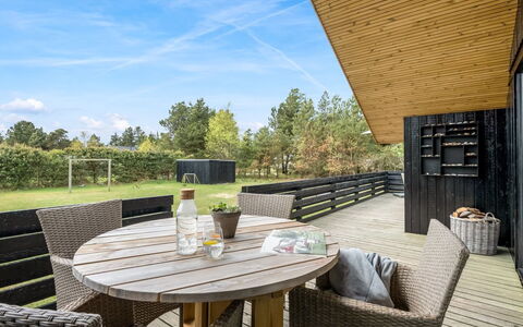 Ilsi - 1.5Km from the Sea: Træ, Land Lot, Udendørs Bord, Skygge, Hårdttræ, Sommerhus, Planke, Veranda, Udendørs Møbler, Dæk