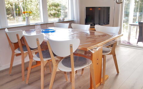 Dane - 500M from the Sea: Gulvbelægning, Etage, Loft, Indretning, Countertop, Køkken, Cabinetry, Værelse, Større Bandage, Lysarmatur