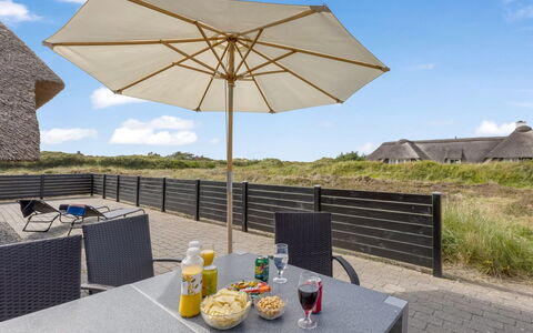 Rother - 100M from the Sea: Hus, Sommerhus, Tag, Garden Bygninger, Skygge, Skur, Backyard, Udendørs Møbler, Gård, Lawn