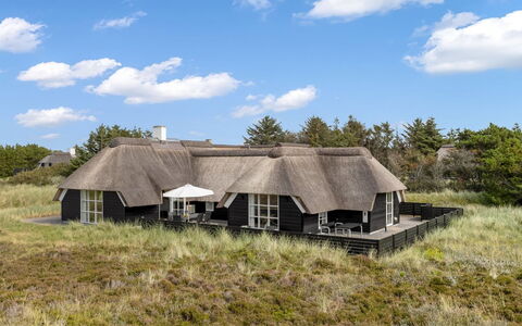 Rother - 100M from the Sea: Hus, Sommerhus, Tag, Garden Bygninger, Skygge, Skur, Backyard, Udendørs Møbler, Gård, Lawn