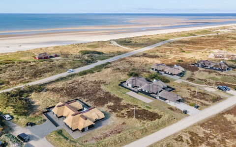 Rother - 100M from the Sea: Hus, Hjem, Tag, Boligområde, Sommerhus, Estate, Stuehus, Lawn, Landscaping, Sidespor