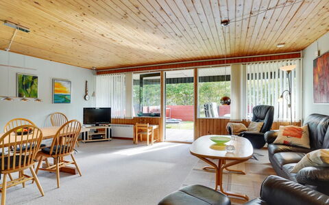 Aswaldi - 3.5Km from the Sea: Møbel, Indretning, Gulvbelægning, Træ, Loft, Etage, Værelse, Couch, Stue, Stol
