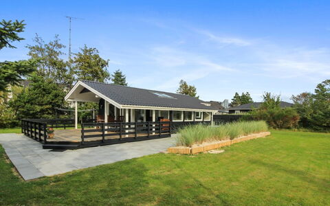 Hildegarde - 900M from the Sea: Skygge, Lawn, Udendørs Struktur, Design, Gård, Landscaping, Veranda, Parkere, Stuehus, Hegn