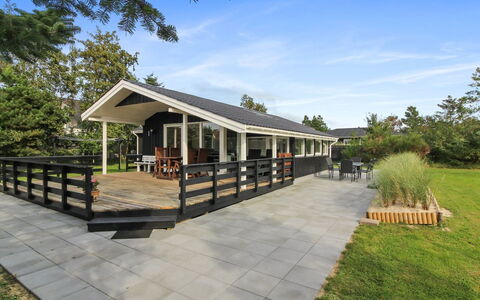 Hildegarde - 900M from the Sea: Veranda, Skygge, Hårdttræ, Dæk, Udendørs Struktur, Planke, Design, Bejdse, Pergola, Walkway