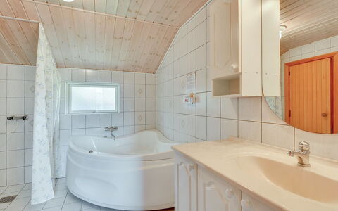 Hildegarde - 900M from the Sea: Sanitærarmatur, Gulvbelægning, Indretning, Træ, Loft, Etage, Badeværelse, Håndvask, Badeværelsesvask, Badekar