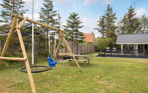Hildegarde - 900M from the Sea: Legepladsudstyr, Svinge, Legeplads, Skygge, Parkere, Have, Lawn, Backyard, Stige, Gård