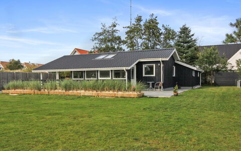 Hildegarde - 900M from the Sea: Bygning, Tag, Hus, Hjem, Boligområde, Sommerhus, Sidespor, Lawn, Estate, Stuehus