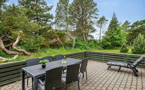 Urda - 1Km from the Sea: Møbel, Udendørs Møbler, Udendørs Bord, Have, Stol, Hårdttræ, Skygge, Dæk, Landscaping, Bejdse