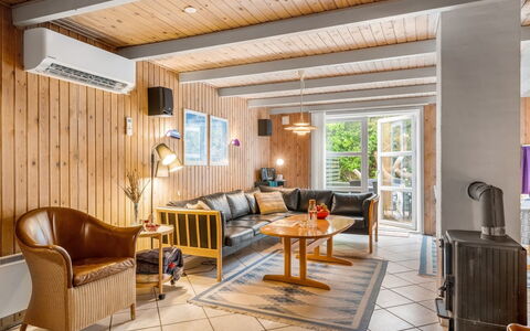 Urda - 1Km from the Sea: Møbel, Træ, Indretning, Gulvbelægning, Loft, Etage, Couch, Værelse, Stue, Hjem