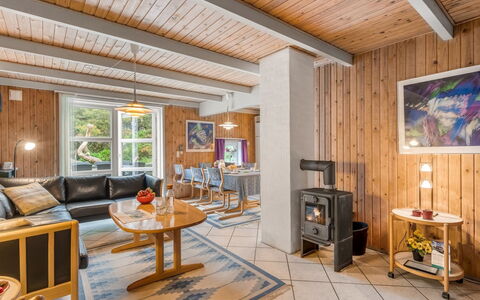 Urda - 1Km from the Sea: Træ, Loft, Hjem, Møbel, Værelse, Sommerhus, Bjælkehytte, Stol, Hårdttræ, Stue