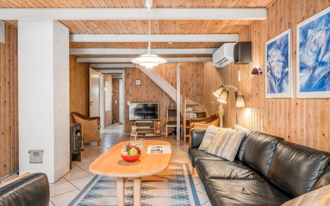 Urda - 1Km from the Sea: Træ, Loft, Møbel, Hjem, Værelse, Hårdttræ, Stue, Bjælkehytte, Sommerhus, Stol