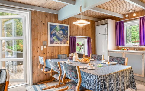 Urda - 1Km from the Sea: Møbel, Indretning, Træ, Loft, Gulvbelægning, Stol, Etage, Bord, Spisestue, Køkken & Spisebord