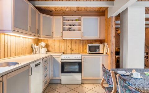 Urda - 1Km from the Sea: Køkken, Træ, Countertop, Indretning, Gulvbelægning, Større Bandage, Loft, Cabinetry, Etage, Køkken Apparat