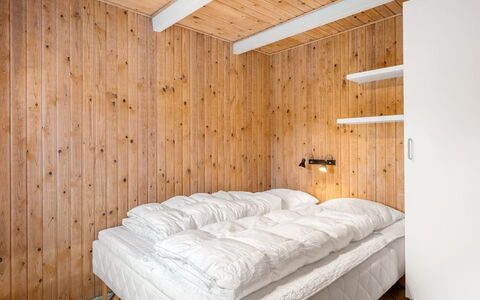 Urda - 1Km from the Sea: Soveværelse, Træ, Seng, Indretning, Loft, Sengetøj, Sengetøj, Etage, Gulvbelægning, Belysning