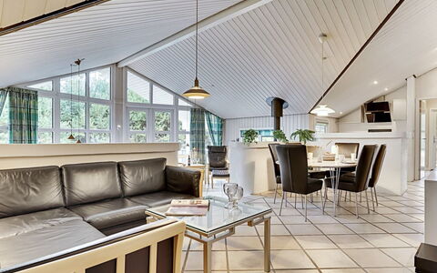 Guththorm - 600M from the Sea: Loft, Indretning, Couch, Møbel, Gulvbelægning, Etage, Stue, Lysarmatur, Stol